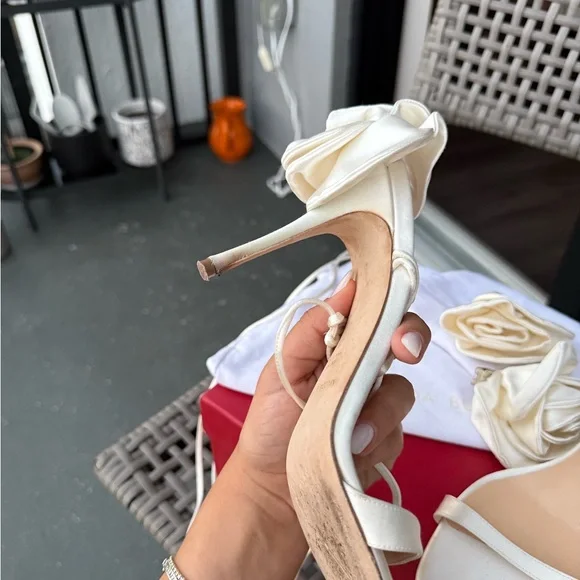 MAGDA BUTRYM
Off-White Double Flower Heeled Sandals - Picture 10 of 17